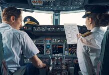Γιατί οι πιλότοι αφήνουν την πόρτα στο πιλοτήριο του αεροπλάνου ανοιχτή πριν την πτήση;