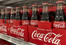 Το κρυμμένο μήνυμα στο λογότυπο της Coca-Cola που κανείς δεν έχει παρατηρήσει ποτέ – Η αποκάλυψη ειδικού